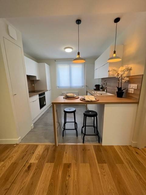 Création d'une cuisine sur mesure avec table encastrée dans un appartement à Lyon 3 Part Dieu