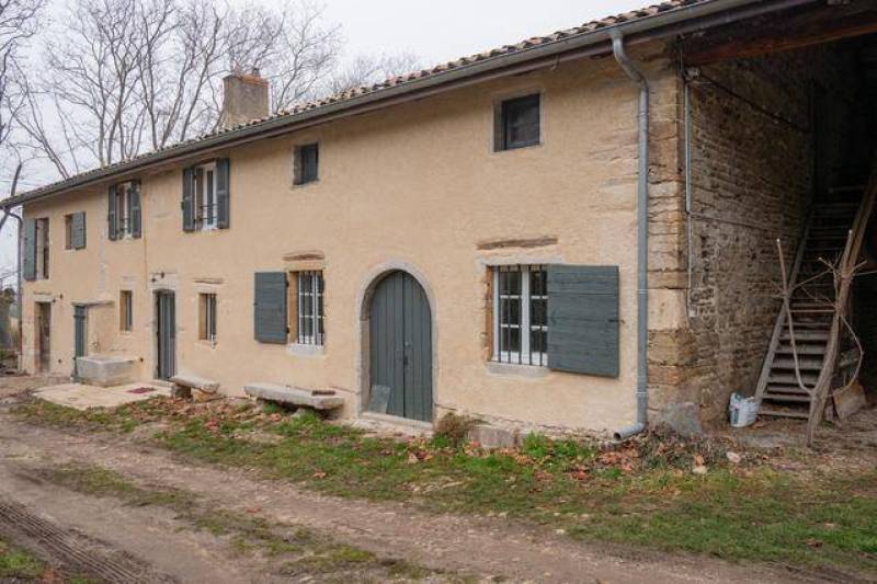 Ravalement d'une façade d'ancienne grange rénovée à Irigny proche de Lyon