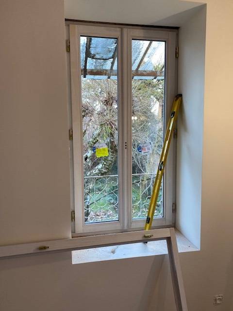 Remplacement de fenêtres en bois dans une maison à Oullins près de Lyon