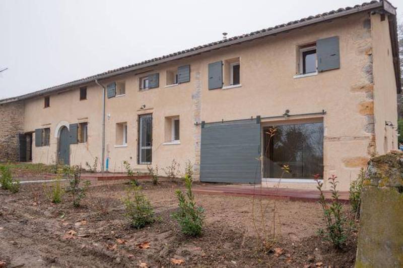 Ravalement d'une façade d'ancienne grange rénovée à Irigny proche de Lyon