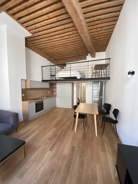 Aménagement d'une cuisine petit espace dans un studio avec mezzanine à Lyon 6