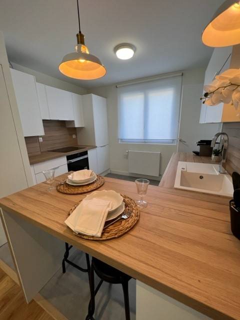 Création d'une cuisine sur mesure avec table encastrée dans un appartement à Lyon 3 Part Dieu