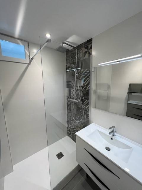 Installation d'une douche à l'italienne lors d'une rénovation de salle de bain à Lyon 6