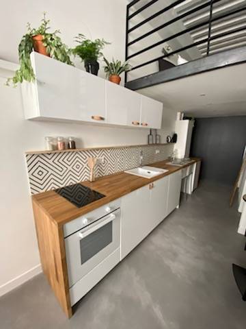 Pose de cuisine avec plan de travail en bois dans un studio avec mezzanine à Lyon 2