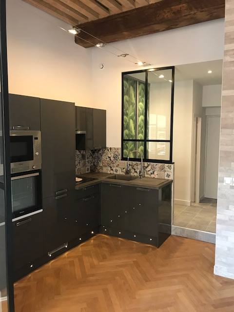 Installation d'une cuisine noir mat non brillant dans un appartement à Lyon 3 quartier Part Dieu