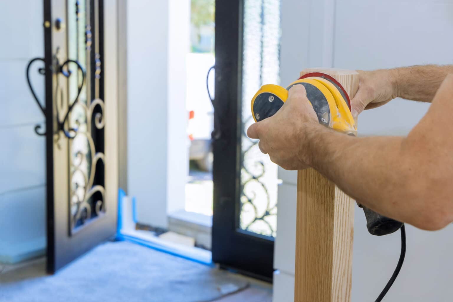 Pose de porte d’entrée à Lyon : Allier sécurité, isolation et design