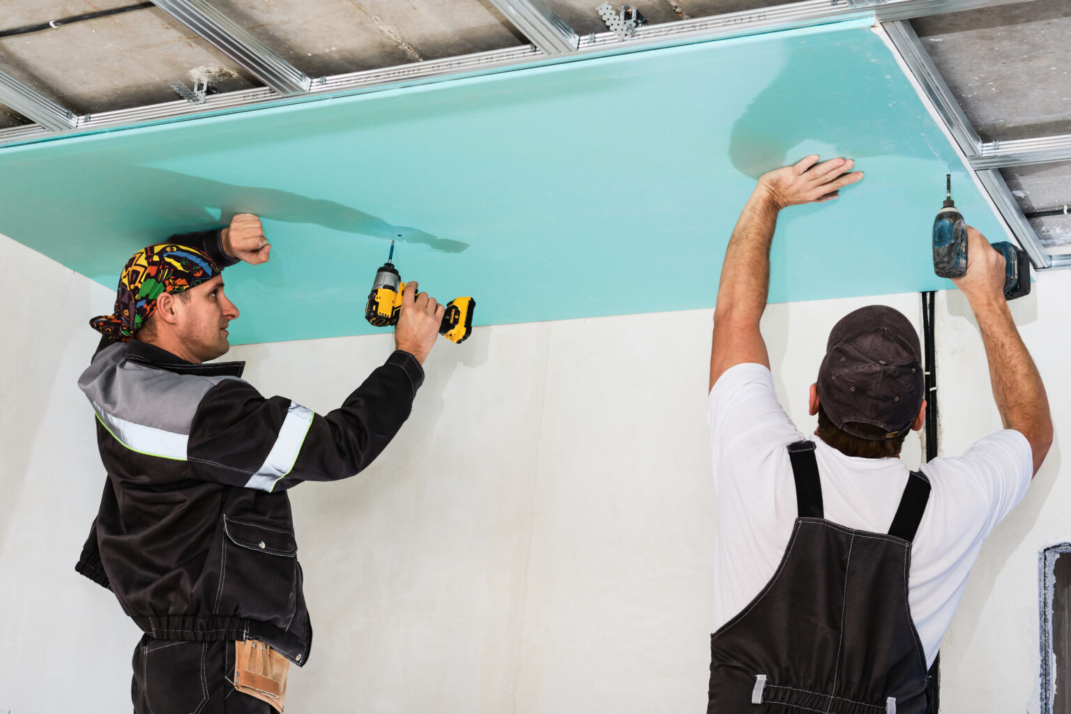 Isolation de plafond en cours réalisée par des artisans.
