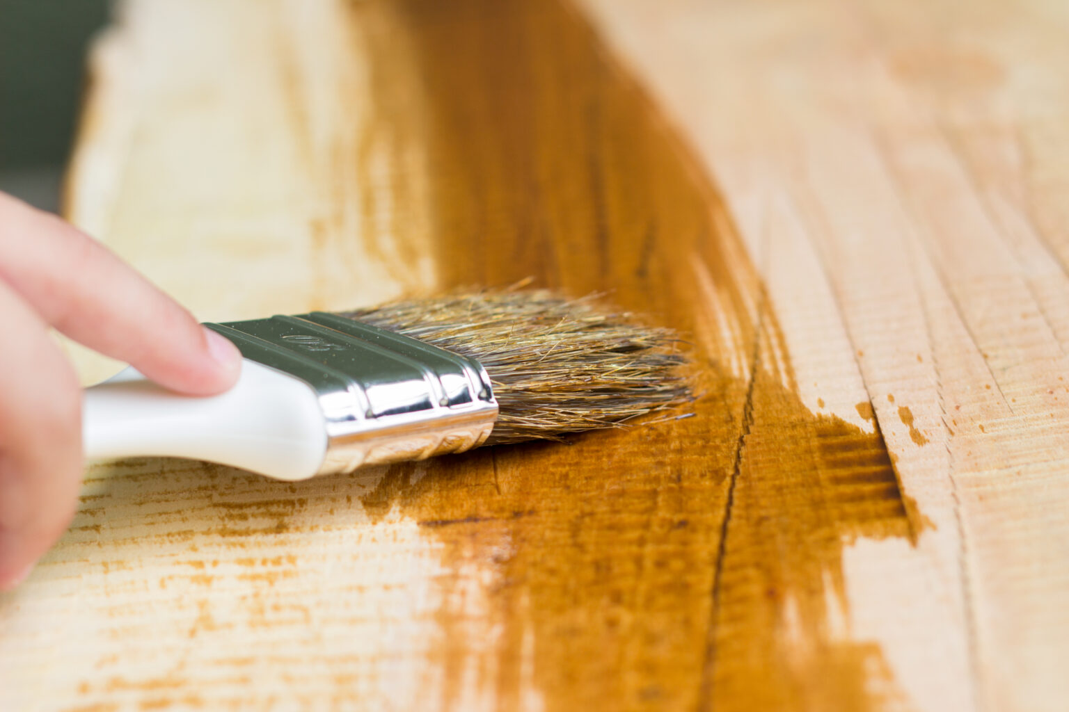 Dernière étape de finition après la rénovation d'un parquet.